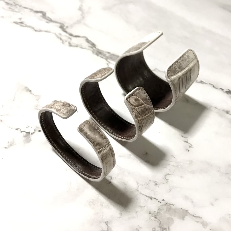 MANA Wrap Bangle/レザーバングル クロコ型押 ホワイト MANA Wrap Bangle/レザーバングル クロコ型押 ホワイト MANA