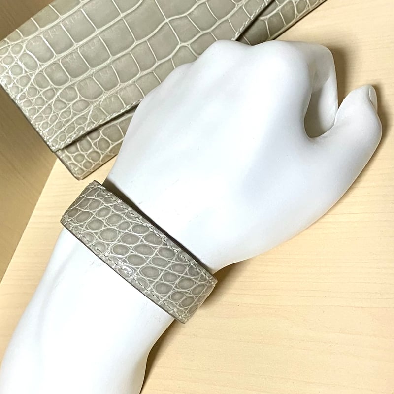 MANA Wrap Bangle/レザーバングル クロコ型押 ホワイト MANA Wrap Bangle/レザーバングル クロコ型押 ホワイト MANA