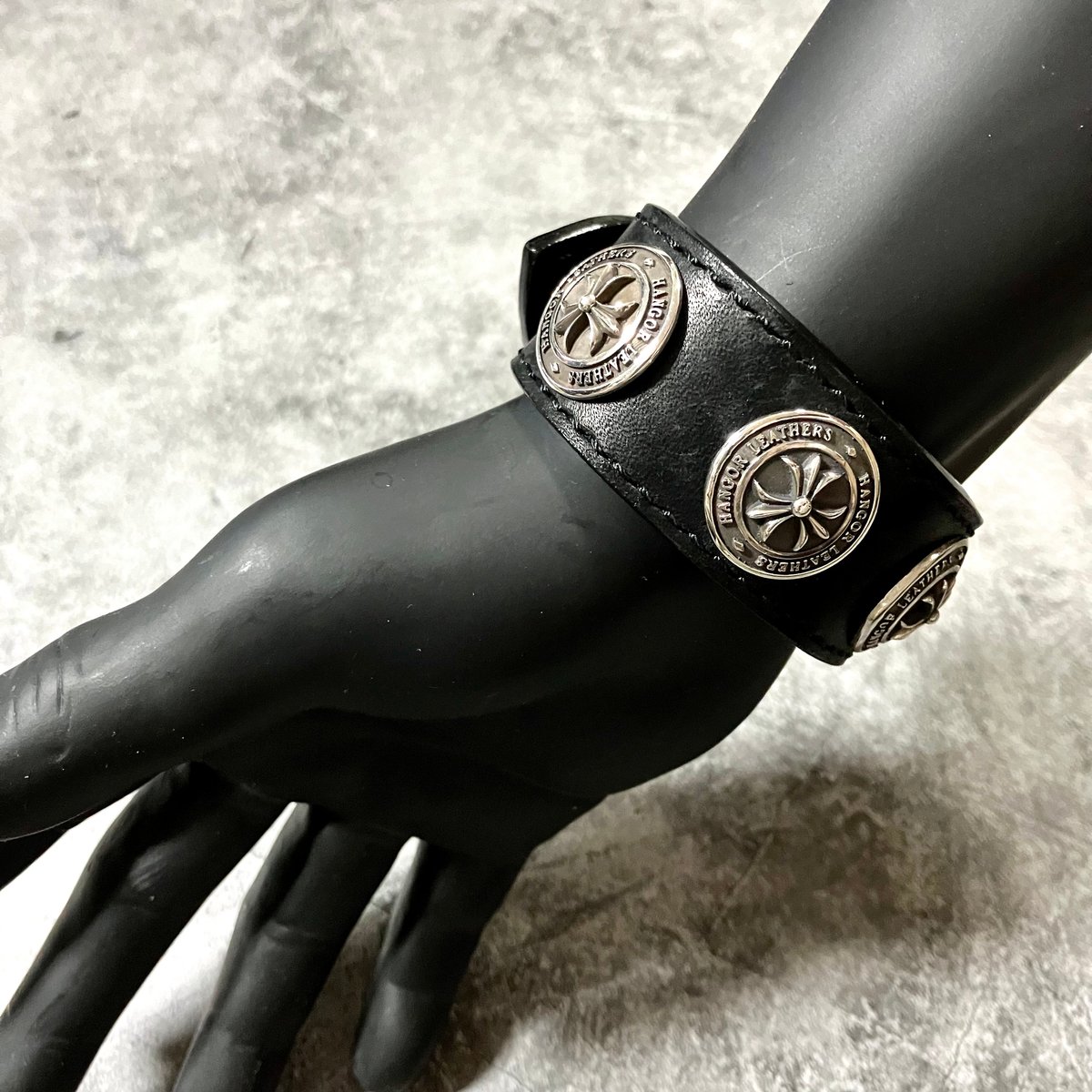 シルバー925コンチョ、ルビー使用レザーブレスレット ワンオフ物 3リリー シルバーコンチョ レザーブレスレット LEATHER BRACELET 6個
