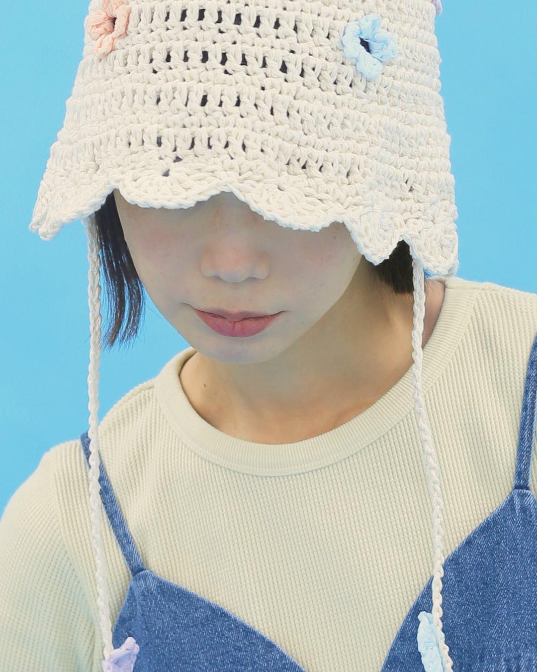 お花と羊毛ボール飾り付きパイロット帽子ハンドメイド お花と羊毛ボール飾り付きパイロット帽子ハンドメイド 帽子