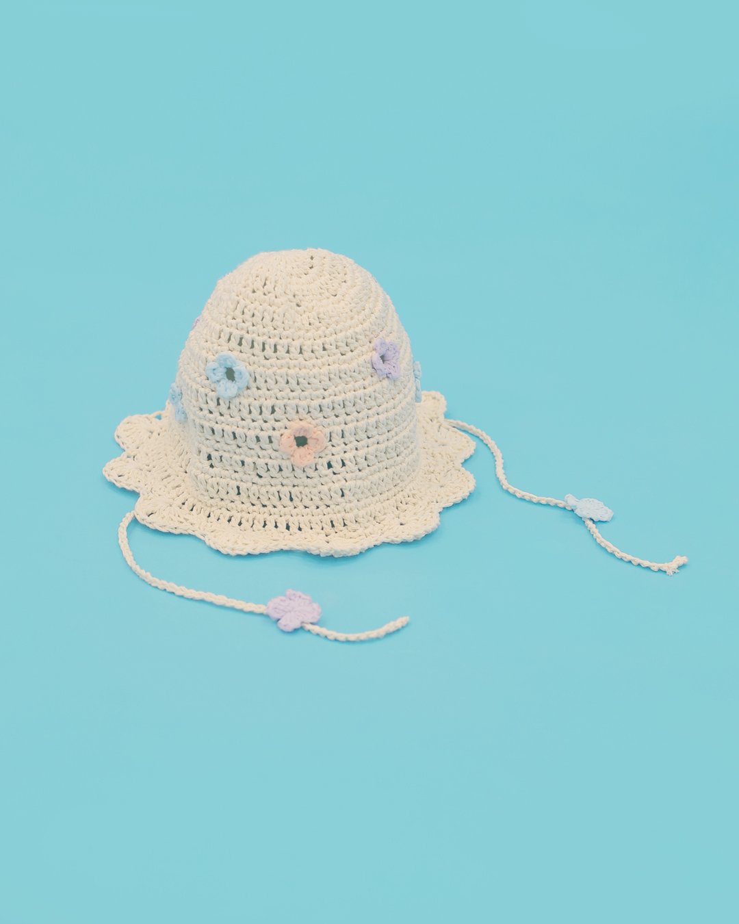 お花と羊毛ボール飾り付きパイロット帽子ハンドメイド お花と羊毛ボール飾り付きパイロット帽子ハンドメイド 帽子