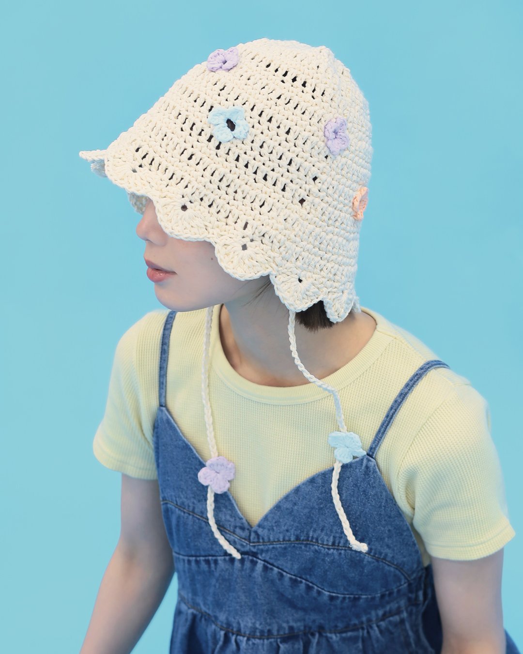 お花と羊毛ボール飾り付きパイロット帽子ハンドメイド お花と羊毛ボール飾り付きパイロット帽子ハンドメイド 帽子