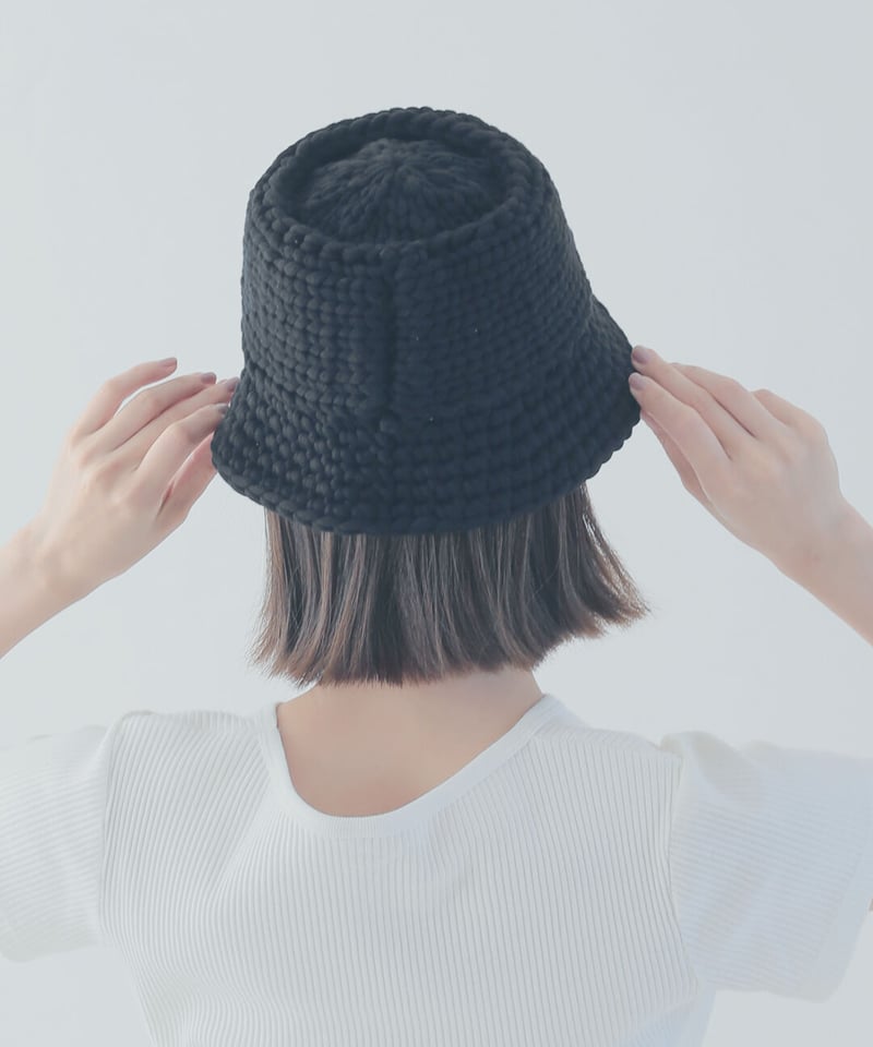 FENDI かぎ針編み コットン混紡 ロゴ バイカラー バケットハット - 帽子