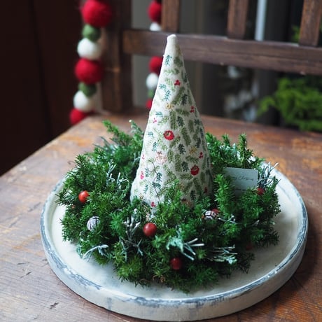 トレー付！ほっこり刺繍ツリーと森リース