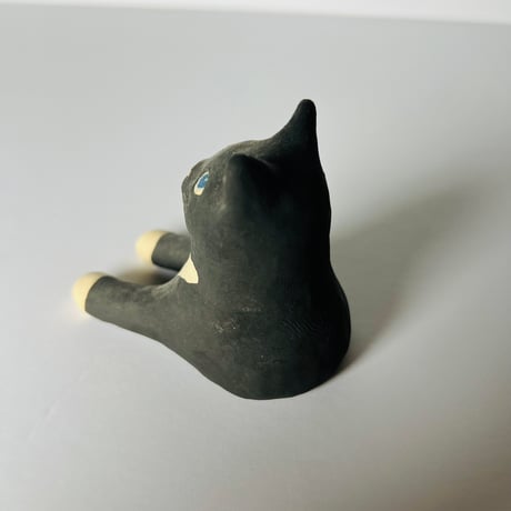 KMー11 鍵谷雅美　白むな毛半身（マケット）    Masami Kagiya Black Cat with a White Chest (Maquette）