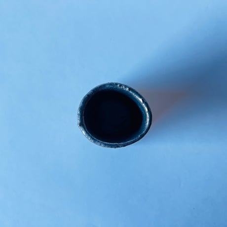 Tー89 辻村史朗　引出黒ぐい呑　共箱有　Shiro Tsujimura “Hikidashi-guro Guinomi” (Black Pull-Out Firing Sake Cup)