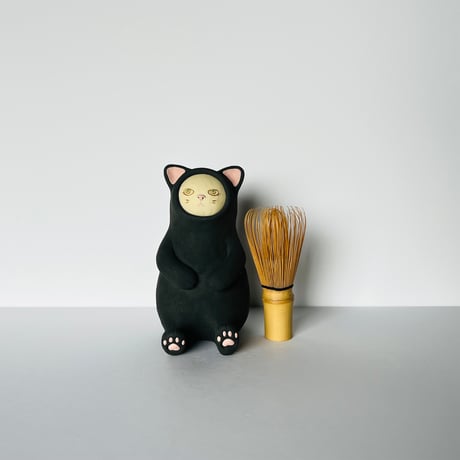 KMー5　鍵谷雅美　黒い着ぐるみの白猫　    Masami Kagiya White Cat in a Black Costume