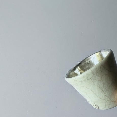TN−126 谷井直人　銀彩白釉貫入杯 Naoto Tanii Silver Glaze Black Flow Guinomi