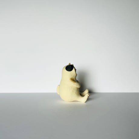 KMー7 鍵谷雅美　ぶちの着ぐるみの白猫　    Masami Kagiya White Cat in a Spotted Costume