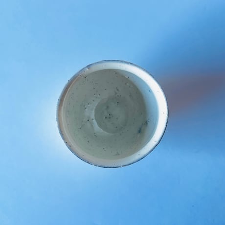 Tー83 辻村史朗　粉吹ぐい呑　共箱有　Shiro Tsujimura “Kohiki Guinomi” (White Slip-Coated Sake Cup)