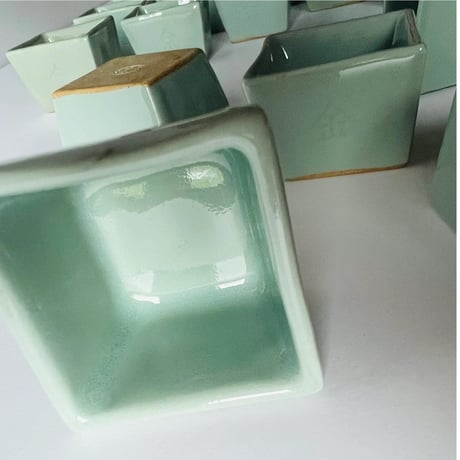S−1 初代諏訪蘇山　青磁桝盃20客　共箱付　First generation Suwa Sozan, 20 sake cups, with box