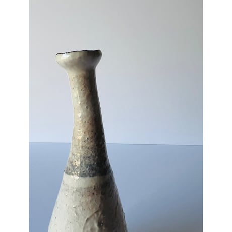 T−103 辻村史朗　粉吹つる首花入　共箱有　Shiro Tsujimura Kohiki Tsurukubi Hanaire (Kohiki Long-neck Flower Vase)