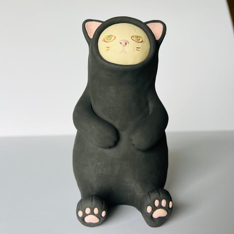 KMー5　鍵谷雅美　黒い着ぐるみの白猫　    Masami Kagiya White Cat in a Black Costume