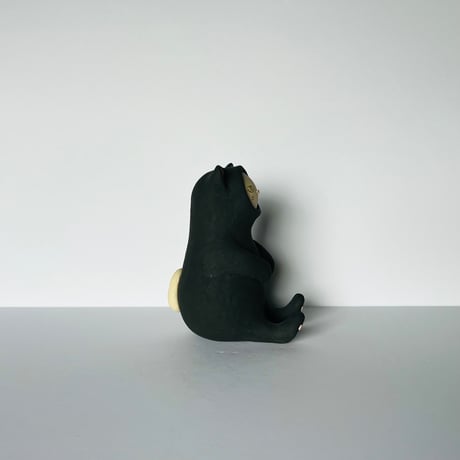 KMー5　鍵谷雅美　黒い着ぐるみの白猫　    Masami Kagiya White Cat in a Black Costume