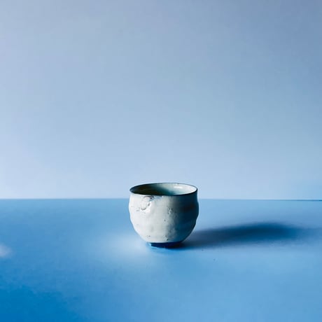 Tー83 辻村史朗　粉吹ぐい呑　共箱有　Shiro Tsujimura “Kohiki Guinomi” (White Slip-Coated Sake Cup)