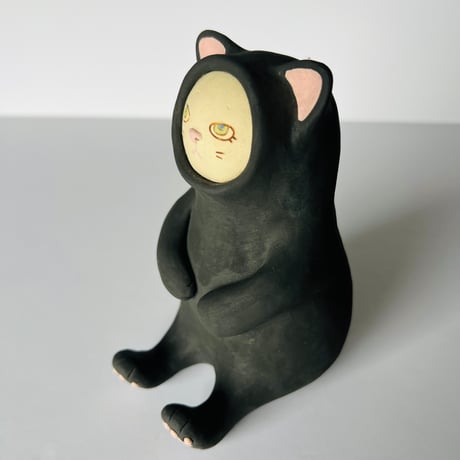 KMー5　鍵谷雅美　黒い着ぐるみの白猫　    Masami Kagiya White Cat in a Black Costume
