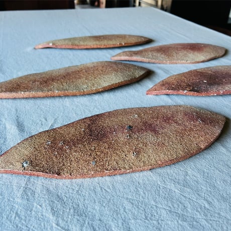 O−40 大平新五　信楽葉皿五枚組　　Shingo Ohira – Set of Five Shigaraki Leaf Plates