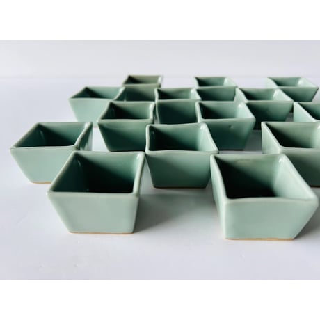 S−1 初代諏訪蘇山　青磁桝盃20客　共箱付　First generation Suwa Sozan, 20 sake cups, with box