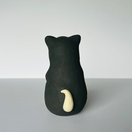 KMー5　鍵谷雅美　黒い着ぐるみの白猫　    Masami Kagiya White Cat in a Black Costume