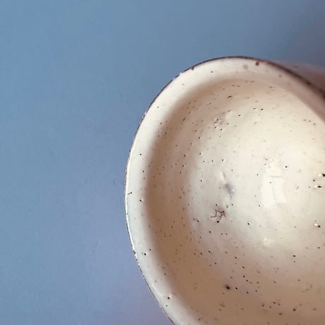 Tー83 辻村史朗　粉吹ぐい呑　共箱有　Shiro Tsujimura “Kohiki Guinomi” (White Slip-Coated Sake Cup)