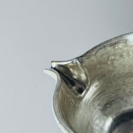 TN−124 谷井直人　銀彩白釉貫入片口 Naoto Tanii Silver Glaze White Crackled Katakuchi