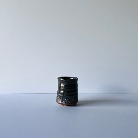 T−13 辻村史朗　織部引出し黒湯呑み　Shiro Tsujimura Oribe black teacup