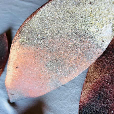 O−40 大平新五　信楽葉皿五枚組　　Shingo Ohira – Set of Five Shigaraki Leaf Plates