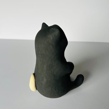 KMー5　鍵谷雅美　黒い着ぐるみの白猫　    Masami Kagiya White Cat in a Black Costume
