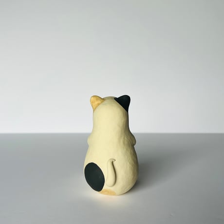 KMー7 鍵谷雅美　ぶちの着ぐるみの白猫　    Masami Kagiya White Cat in a Spotted Costume