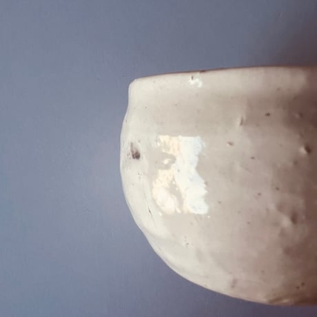 Tー82 辻村史朗　粉吹きぐい呑　共箱有　Shiro Tsujimura “Kohiki Guinomi” (White Slip-Coated Sake Cup)