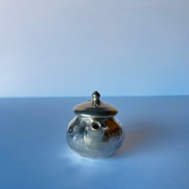 TN−93 谷井直人 銀彩ポット小 Small Silver-Glazed Teapot |