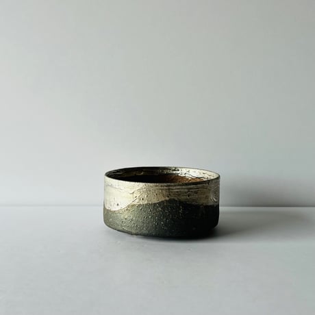 TN−110 谷井直人　黒御影銀彩たわみ小鉢 Naoto Tanii Black Mikage Silver Glaze Softly Distorted Bowl