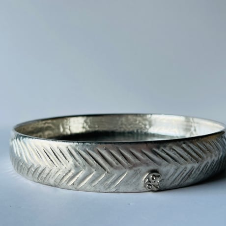 TN−69 谷井直人　銀彩しのぎリム皿　Naoto Tanii – Silver-Glazed Shinogi Rim Plate