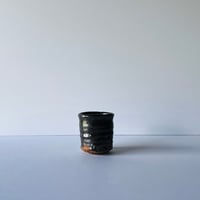 T−13 辻村史朗　織部引出し黒湯呑み　Shiro Tsujimura Oribe black teacup