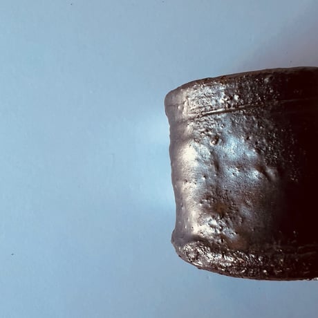 Tー89 辻村史朗　引出黒ぐい呑　共箱有　Shiro Tsujimura “Hikidashi-guro Guinomi” (Black Pull-Out Firing Sake Cup)