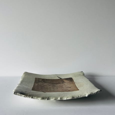 Sー12 鈴木大弓　粉引き銀彩皿　Suzuki Hiroyumi: Powdered silver-glazed plate
