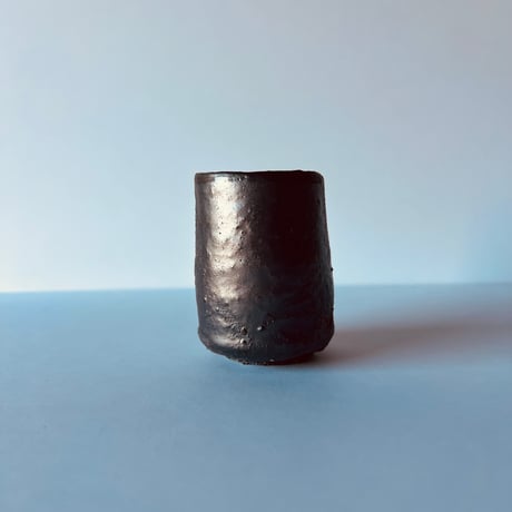 Tー88 辻村史朗　引出黒ぐい呑　共箱有　Shiro Tsujimura “Hikidashi-guro Guinomi” (Black Pull-Out Firing Sake Cup)