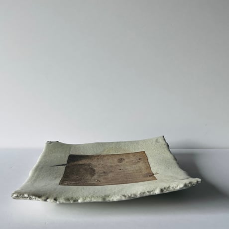 Sー12 鈴木大弓　粉引き銀彩皿　Suzuki Hiroyumi: Powdered silver-glazed plate