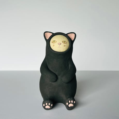 KMー5　鍵谷雅美　黒い着ぐるみの白猫　    Masami Kagiya White Cat in a Black Costume