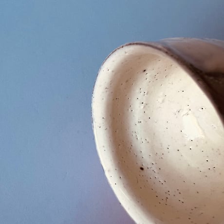 Tー83 辻村史朗　粉吹ぐい呑　共箱有　Shiro Tsujimura “Kohiki Guinomi” (White Slip-Coated Sake Cup)