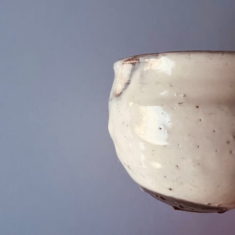 Tー83 辻村史朗　粉吹ぐい呑　共箱有　Shiro Tsujimura “Kohiki Guinomi” (White Slip-Coated Sake Cup)