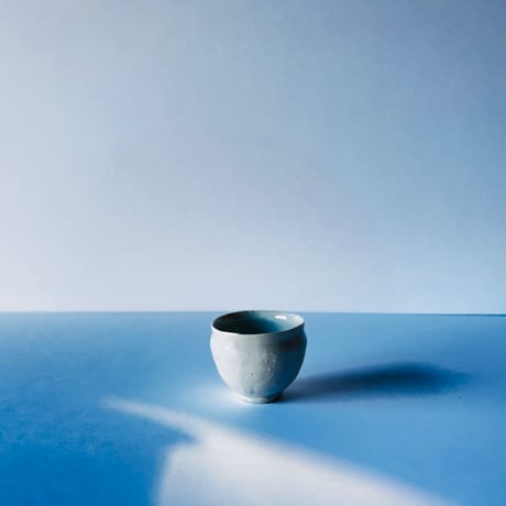 Tー93 辻村史朗　磁土ぐい呑　共箱有　Shiro Tsujimura Porcelain clay sake cup