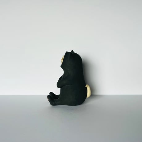 KMー5　鍵谷雅美　黒い着ぐるみの白猫　    Masami Kagiya White Cat in a Black Costume