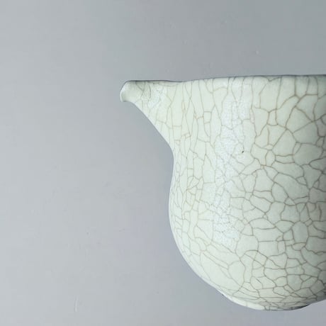 TN−124 谷井直人　銀彩白釉貫入片口 Naoto Tanii Silver Glaze White Crackled Katakuchi