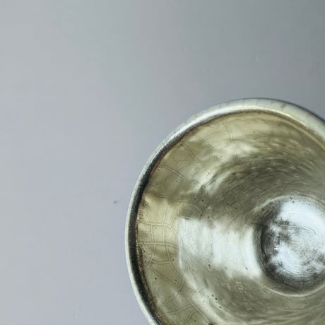 TN−126 谷井直人　銀彩白釉貫入杯 Naoto Tanii Silver Glaze Black Flow Guinomi