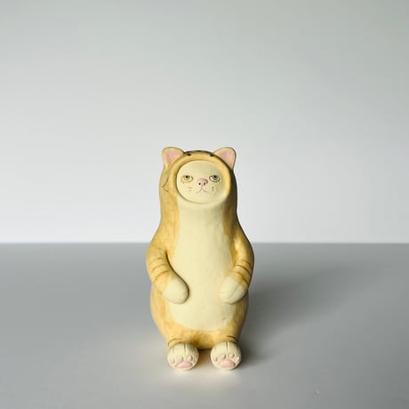 KMー9 鍵谷雅美　茶虎のの着ぐるみの白猫　    Masami Kagiya White Cat in a Tea Tiger Costume