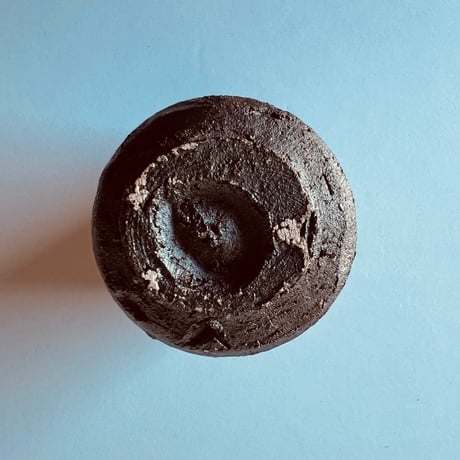 Tー88 辻村史朗　引出黒ぐい呑　共箱有　Shiro Tsujimura “Hikidashi-guro Guinomi” (Black Pull-Out Firing Sake Cup)