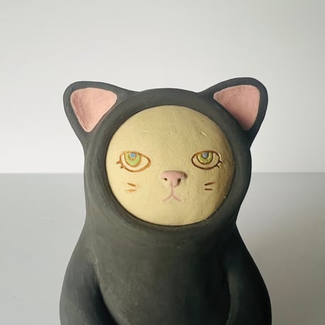 KMー5　鍵谷雅美　黒い着ぐるみの白猫　    Masami Kagiya White Cat in a Black Costume