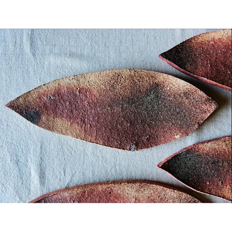 O−40 大平新五　信楽葉皿五枚組　　Shingo Ohira – Set of Five Shigaraki Leaf Plates