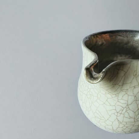 TN−124 谷井直人　銀彩白釉貫入片口 Naoto Tanii Silver Glaze White Crackled Katakuchi